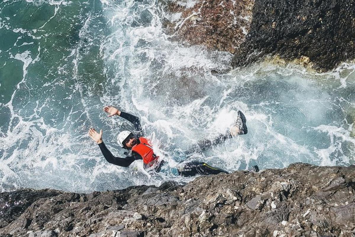 un uomo che cavalca un'onda in cima all'oceano