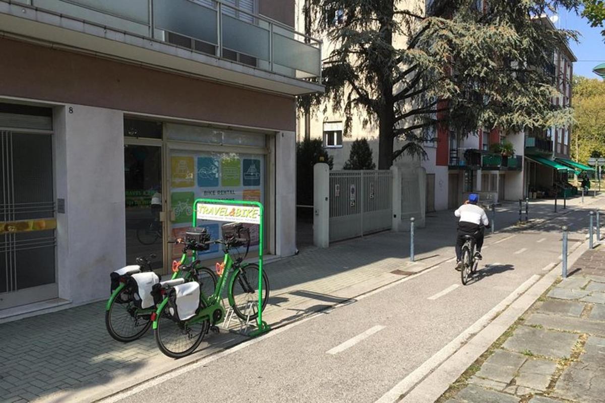 dues bicicletes aparcades a la vora d'un carrer