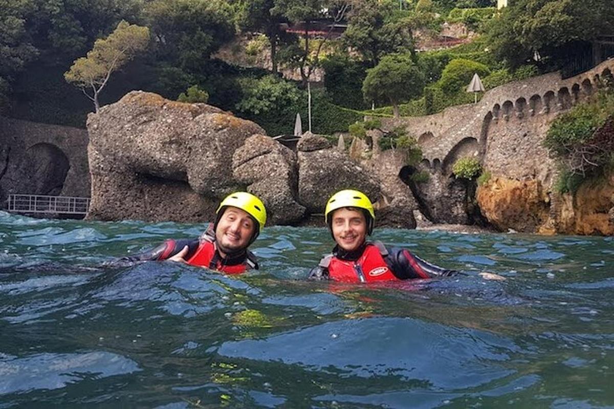 due persone nell'acqua di un fiume