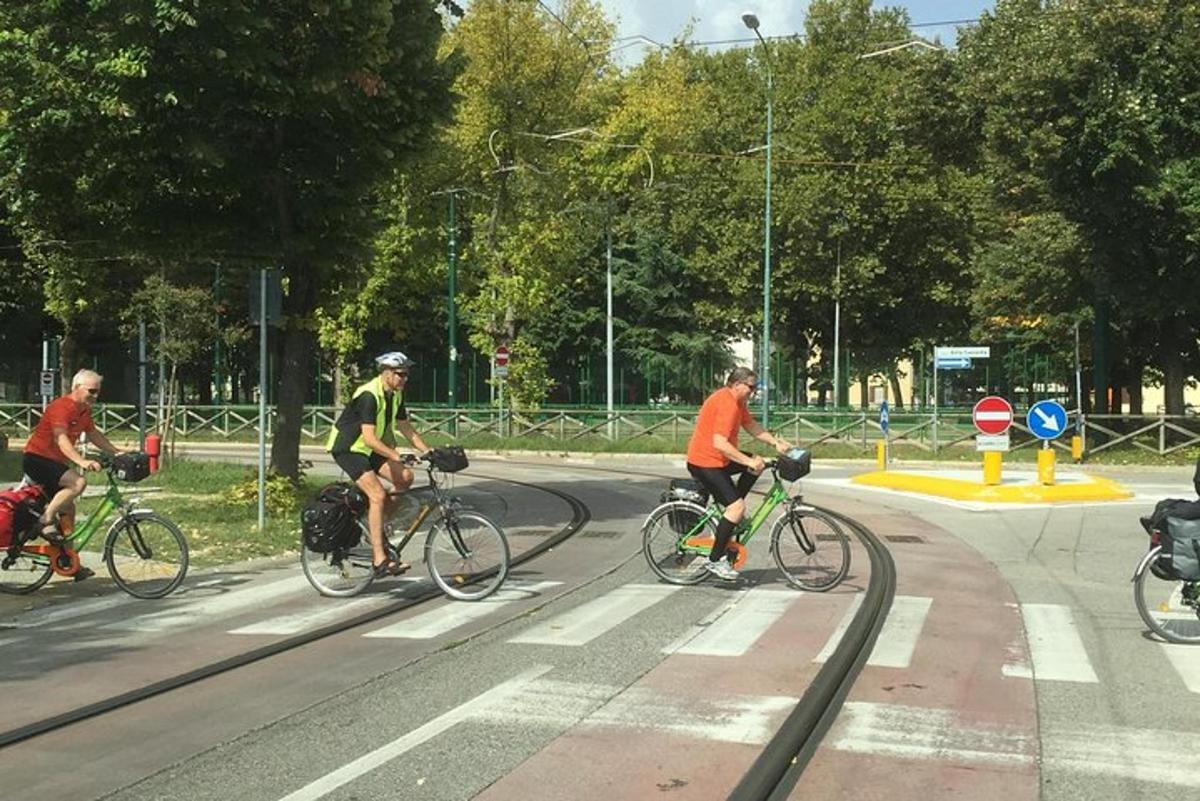un grup de persones anant en bicicleta per un carrer