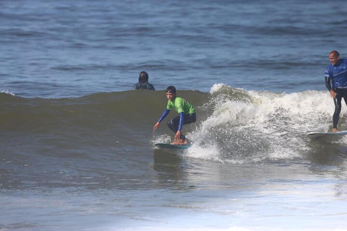 ein Mann, der auf einem Surfbrett im Meer auf einer Welle reitet