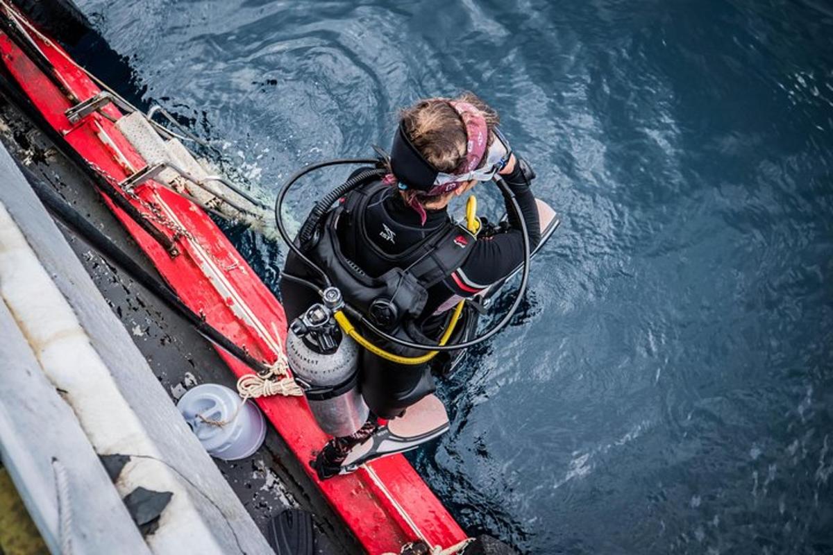 una persona su una barca in acqua