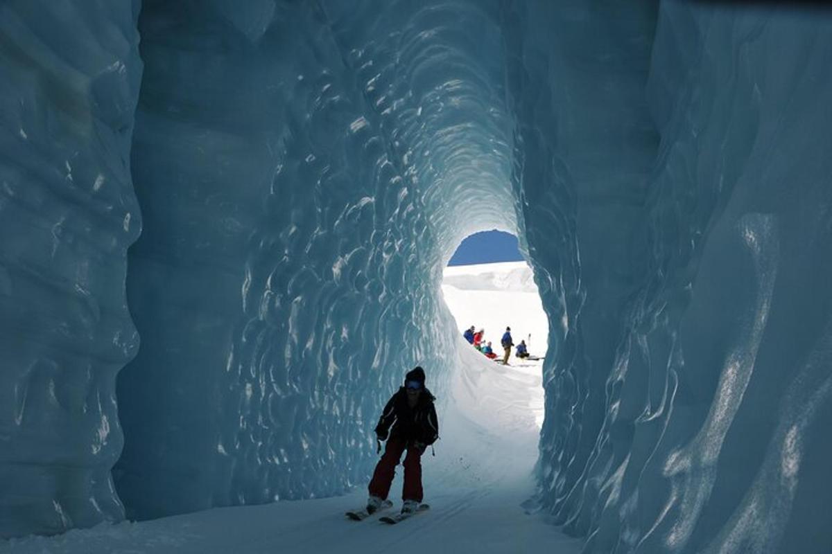 en person på ski i en ishule