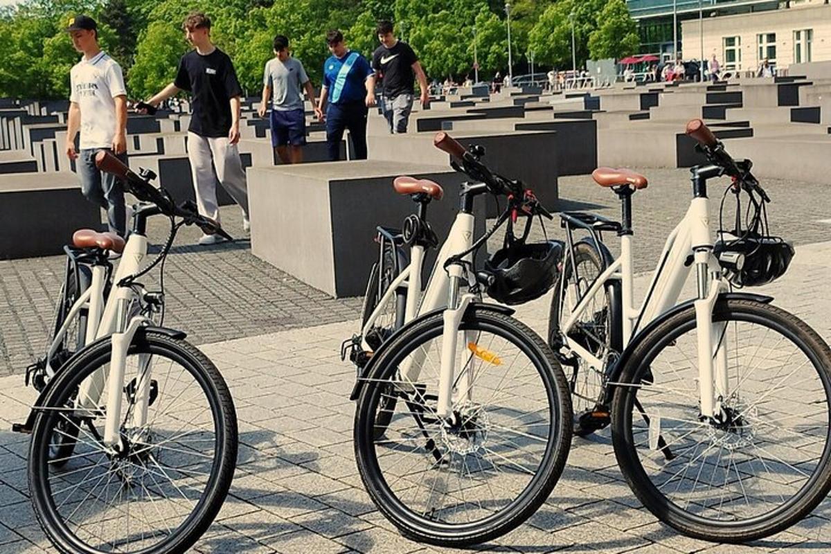 tri kolesa parkirana pred rolkarskim parkom