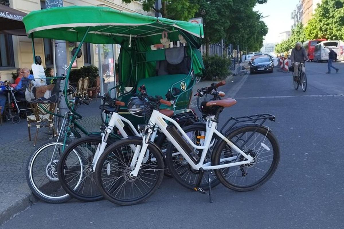 skupina koles, parkiranih poleg vozička s hrano