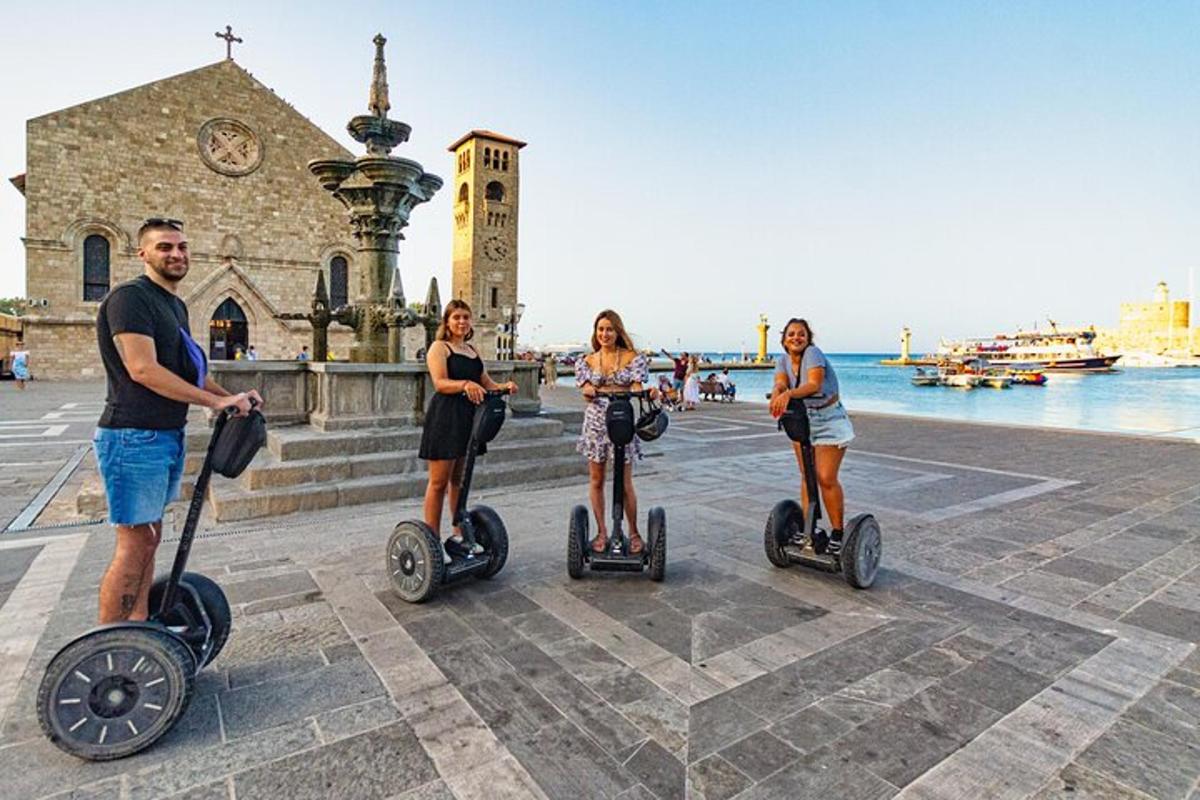 Un grupo de personas montando segways frente a un edificio.