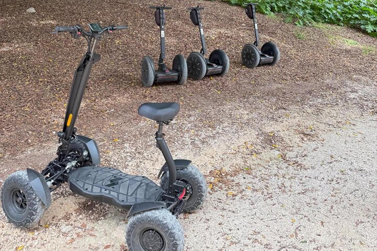 isang scooter na nakaparada sa lupa na may tatlong scooter