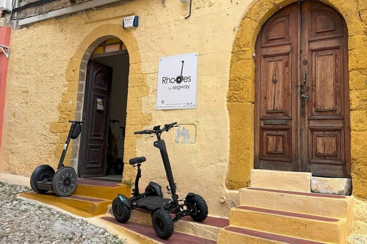 dva skútre zaparkované pred budovou s dverami