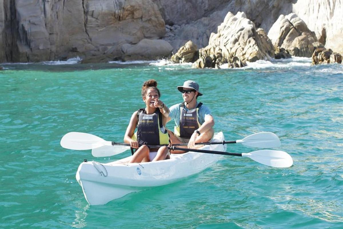 Ένας άνδρας και μια γυναίκα σε ένα καγιάκ στο νερό