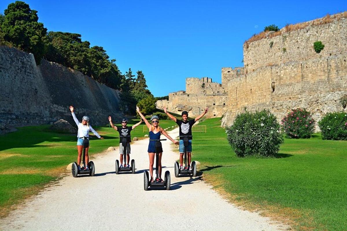 isang grupo ng mga tao na nakasakay sa mga segway sa harap ng isang kastilyo