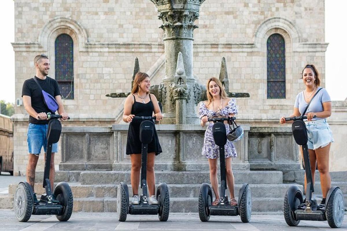 skupina ľudí jazdiacich na segwayoch pred budovou