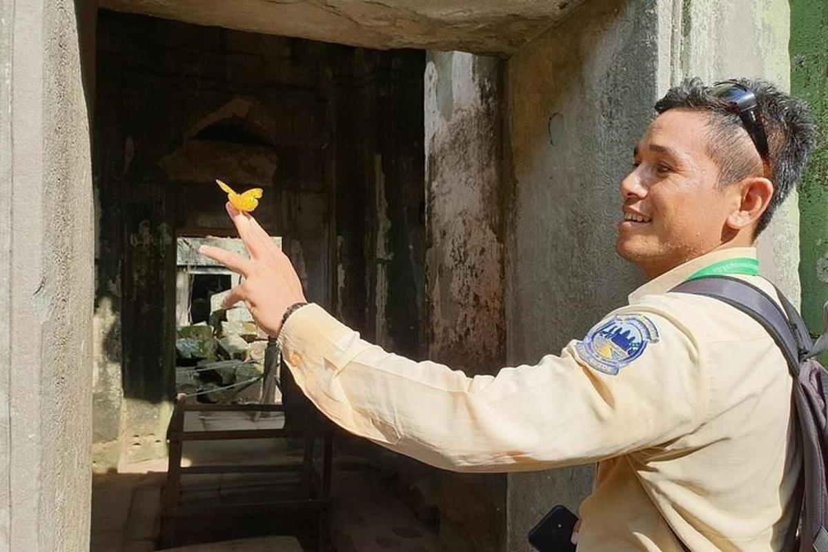 seorang lelaki memegang seekor burung kecil di tangannya
