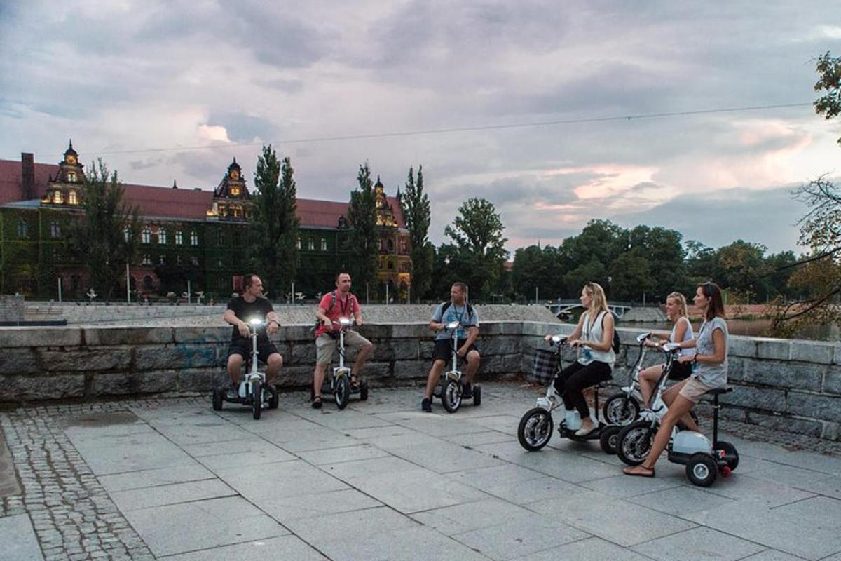 egy csoport ember robogókon közlekedik