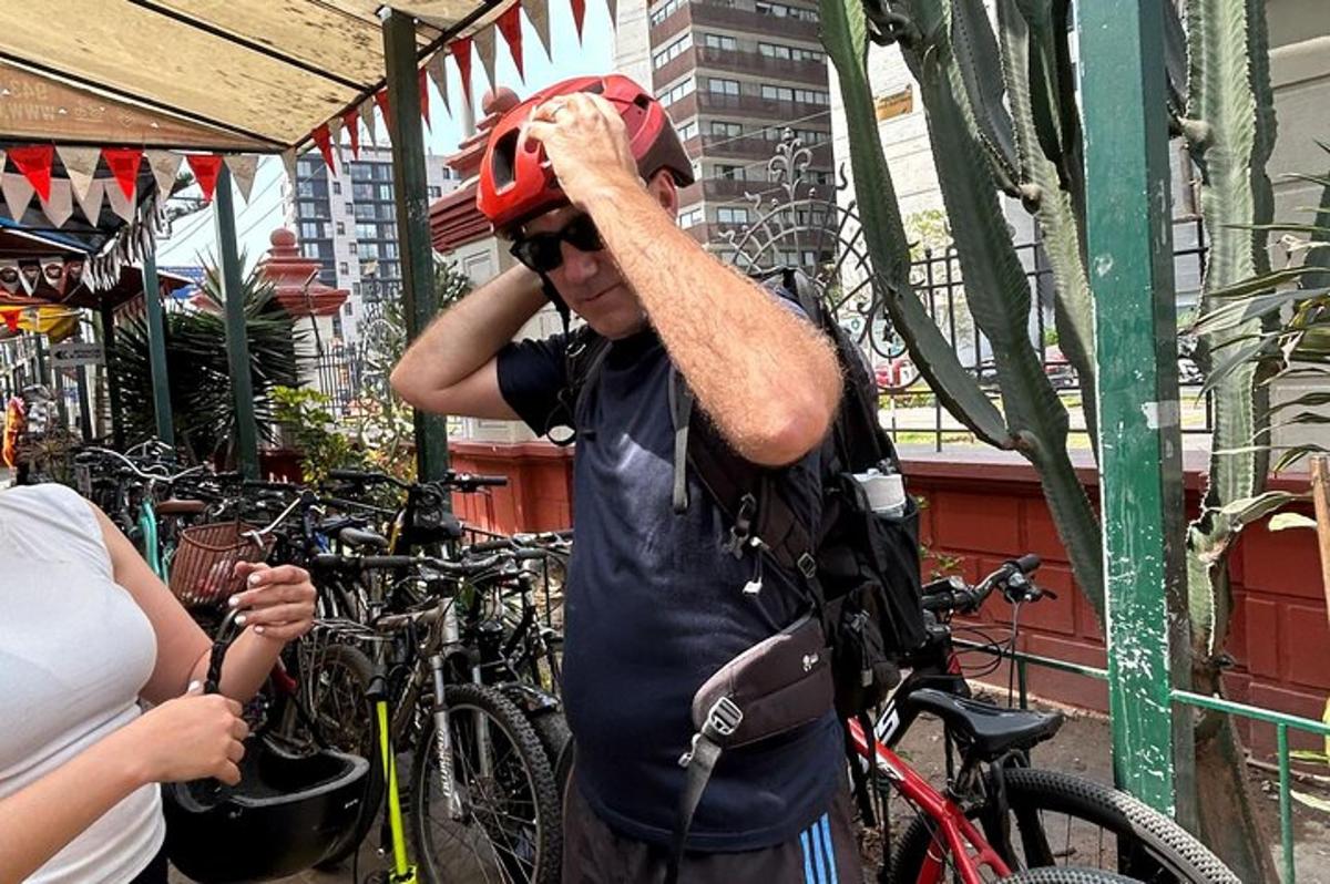 seorang lelaki mengambil gambar sekumpulan basikal