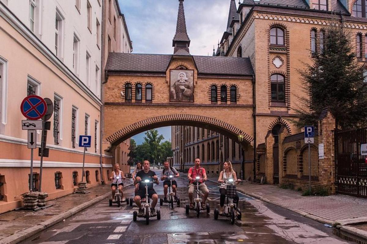 egy csoport ember biciklizik az utcán