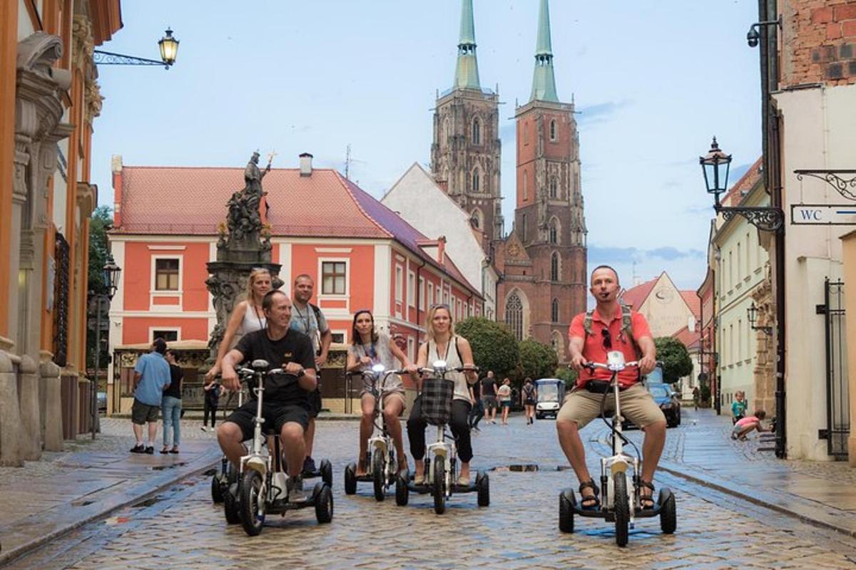 egy csoport ember biciklizik egy városi utcán