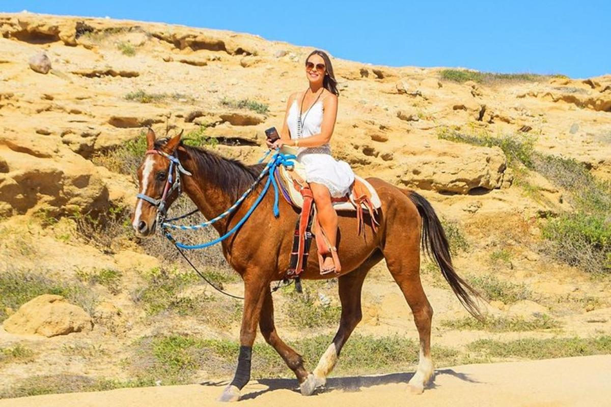 una donna a cavallo nel deserto