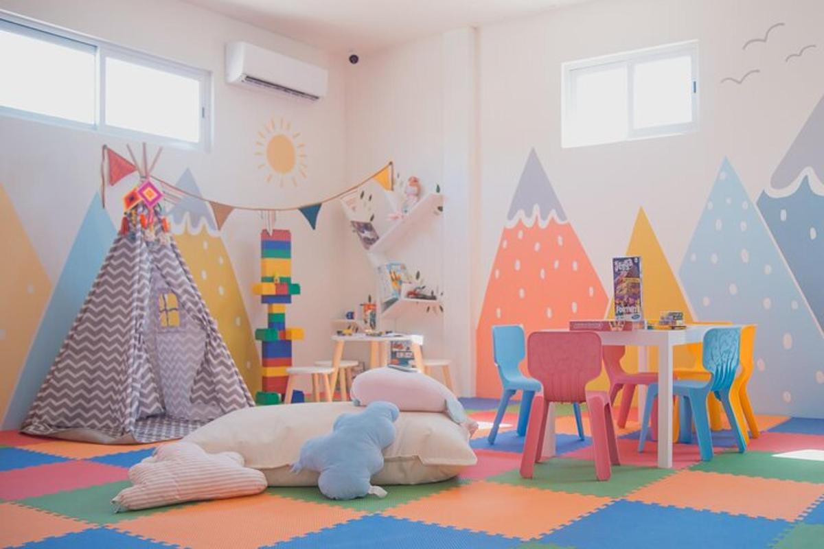 sebuah bilik dengan bilik tidur kanak-kanak dengan mural gunung