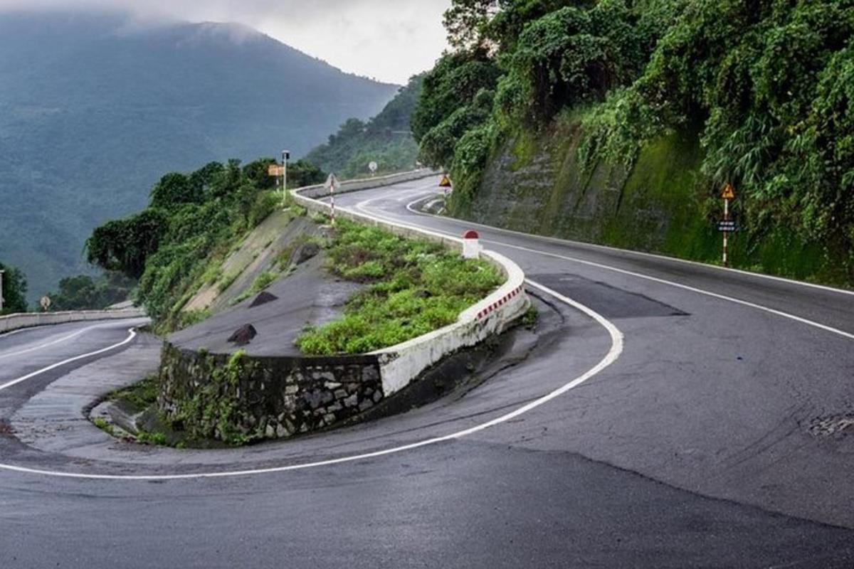 an empty road with a curve in the middle