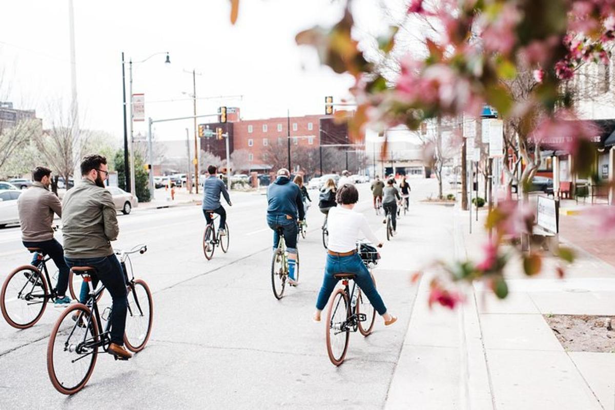 eine Gruppe von Menschen, die mit dem Fahrrad eine Straße entlangfahren
