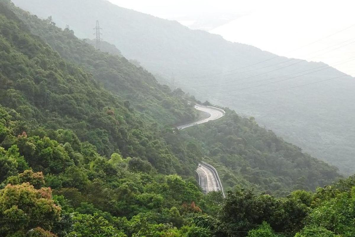 isang paliku-likong kalsada sa gilid ng bundok