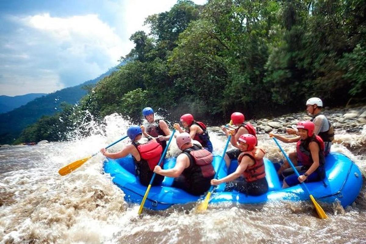 un gruppo di persone sta facendo rafting su un fiume