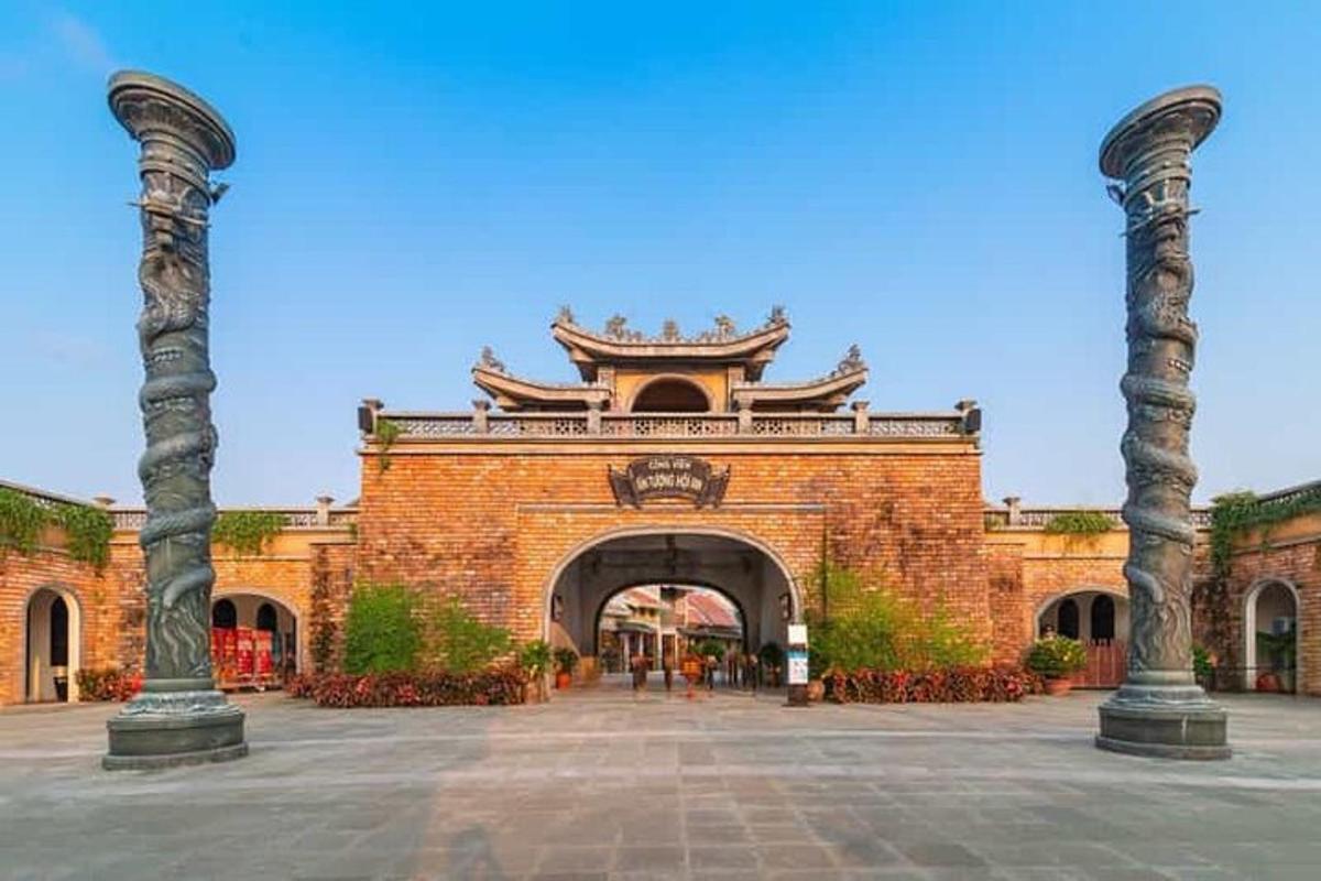 一座有两根柱子的砖砌建筑的入口