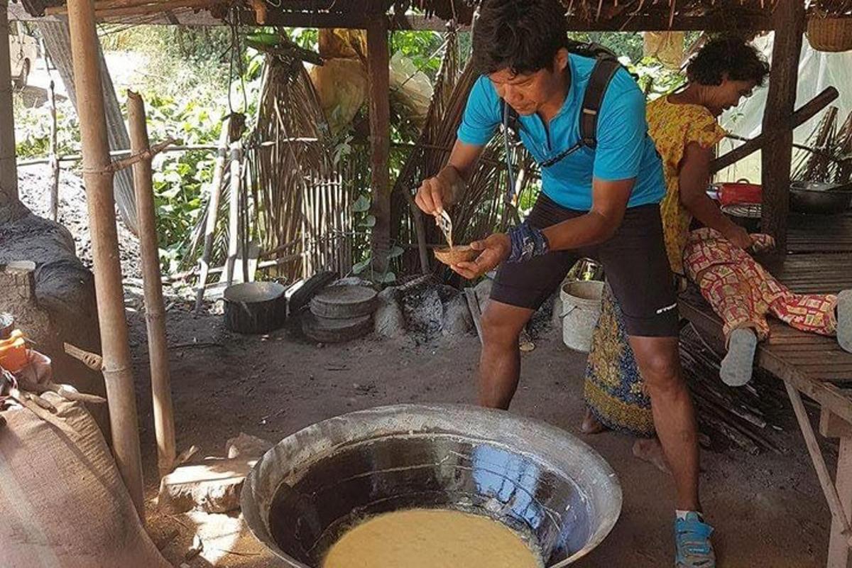seorang lelaki berdiri di sebelah mangkuk adunan besar