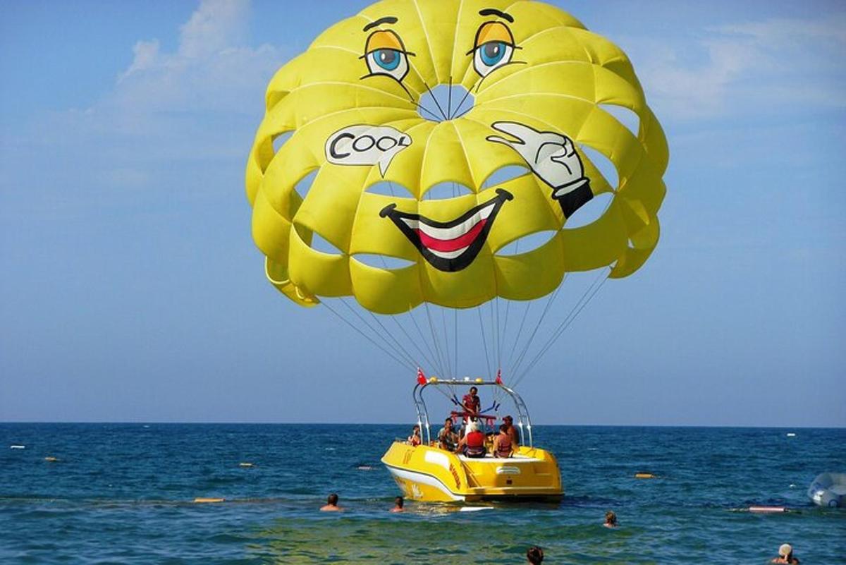 Velký žlutý balón letící nad oceánem