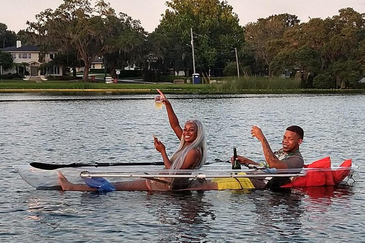 un uomo e una donna seduti su un kayak in acqua