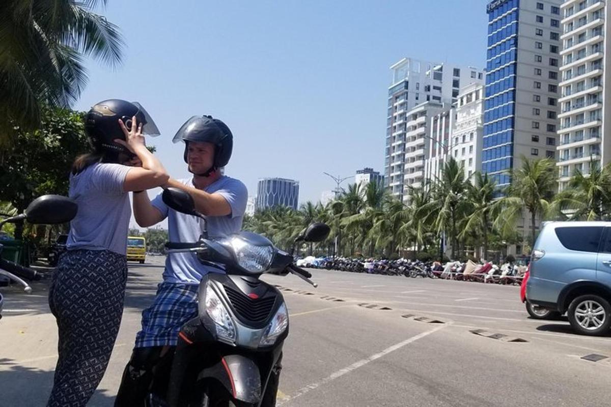 muž a žena na motorovom skútri