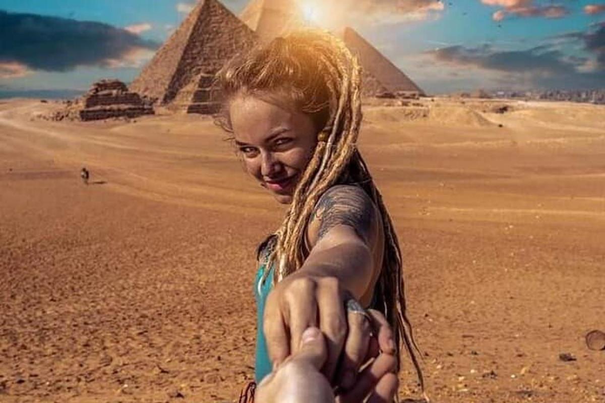 una giovane ragazza davanti alle piramidi