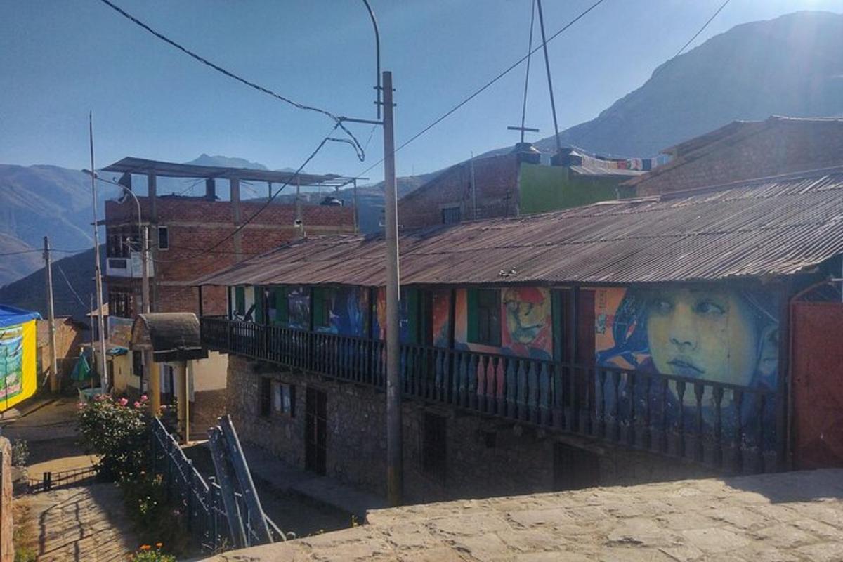 un edificio con un murale sul lato