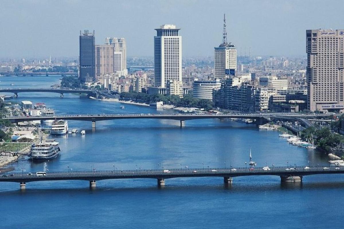 un ponte sopra un fiume in una città con edifici