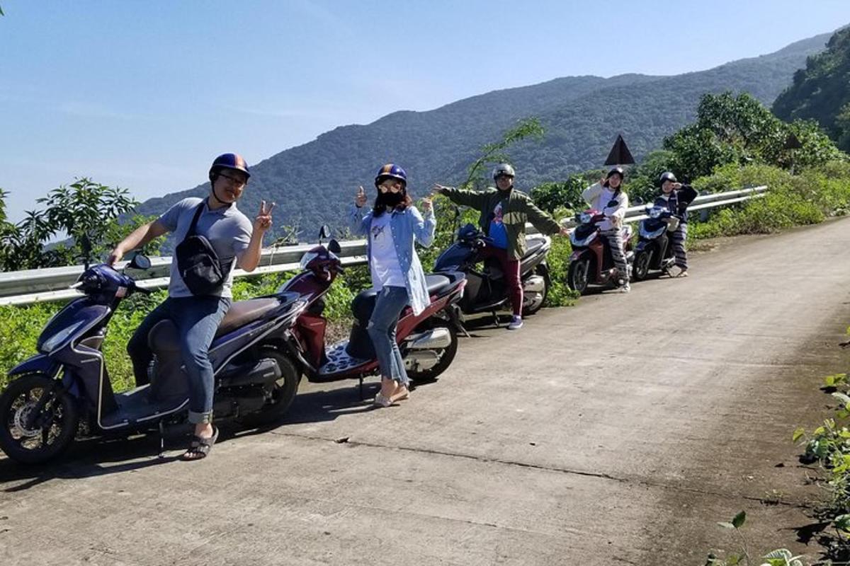 skupina lidí jedoucích na motorkách na silnici