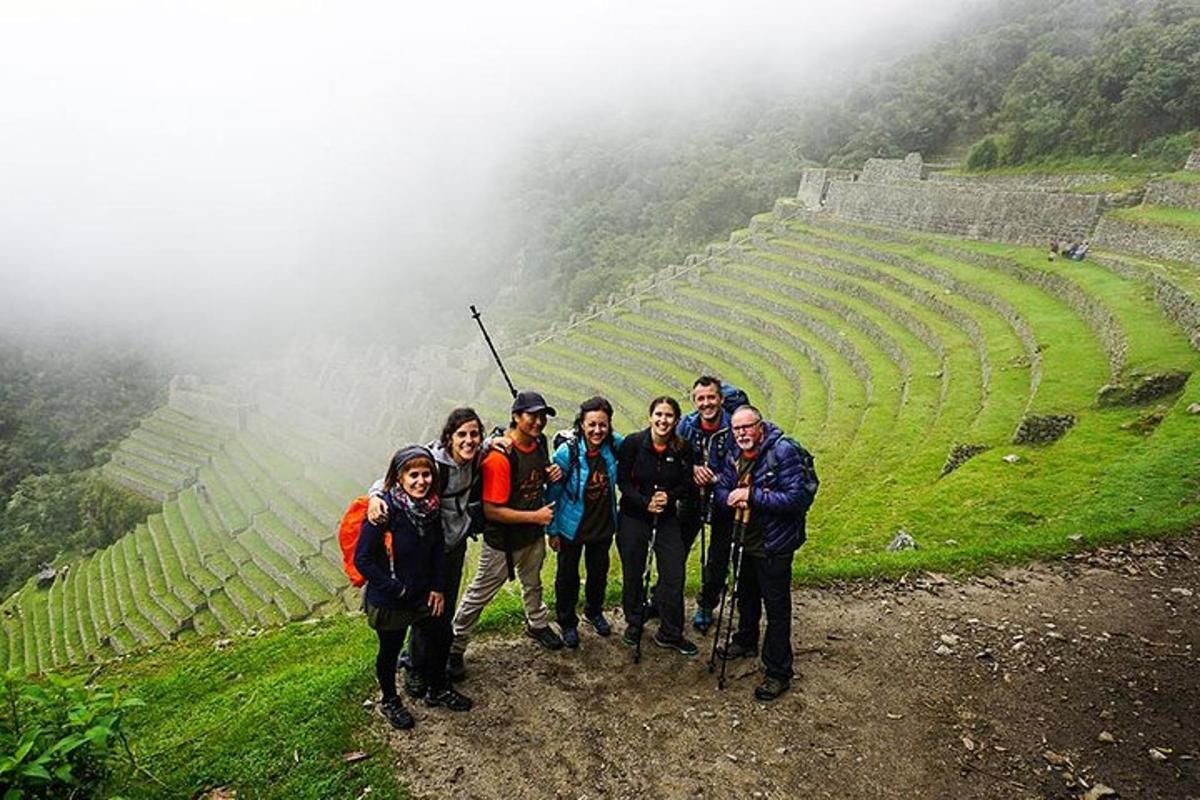 sekelompok orang yang berdiri di sisi gunung