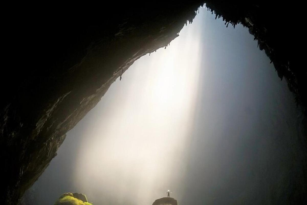 un raggio di luce che brilla in una grotta buia