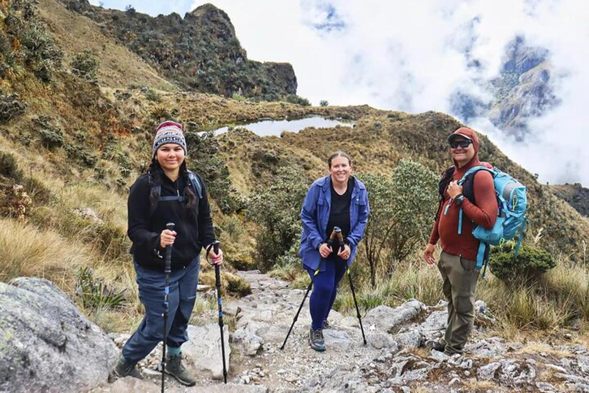 sekelompok tiga orang sedang mendaki gunung