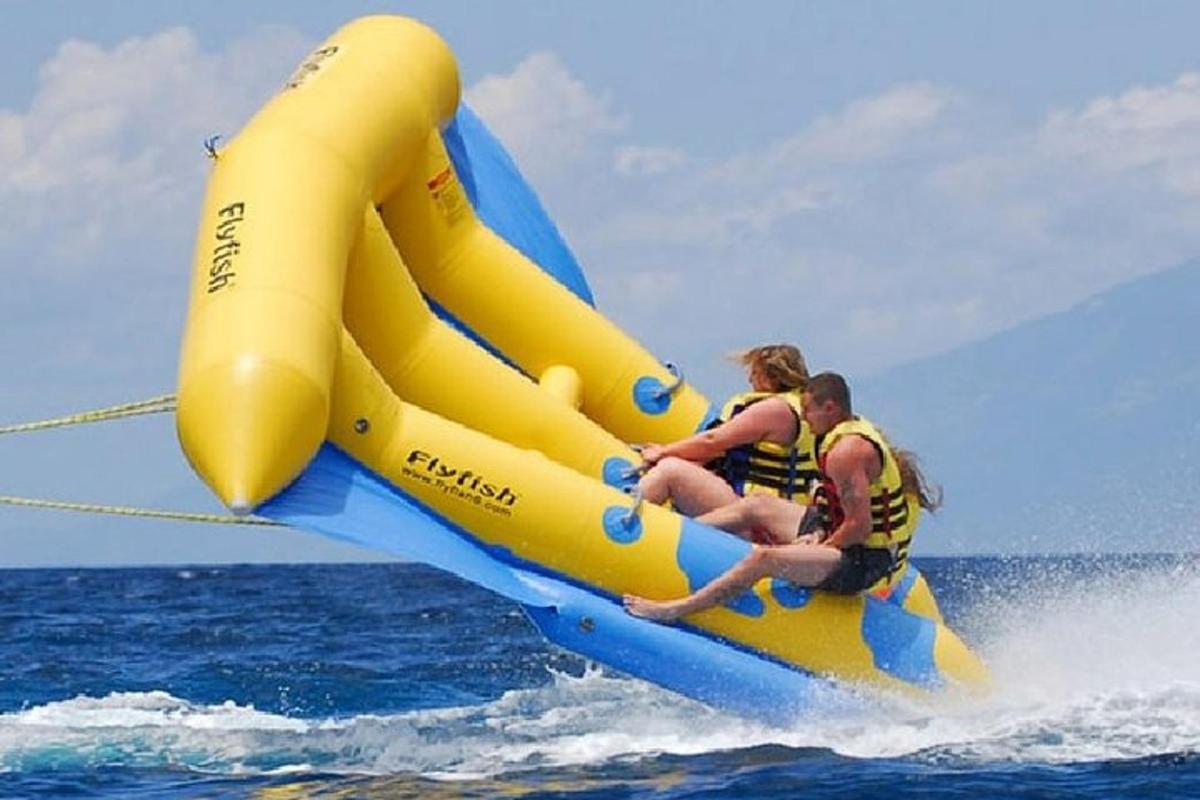 dva lidé jedoucí na raftu ve vodě