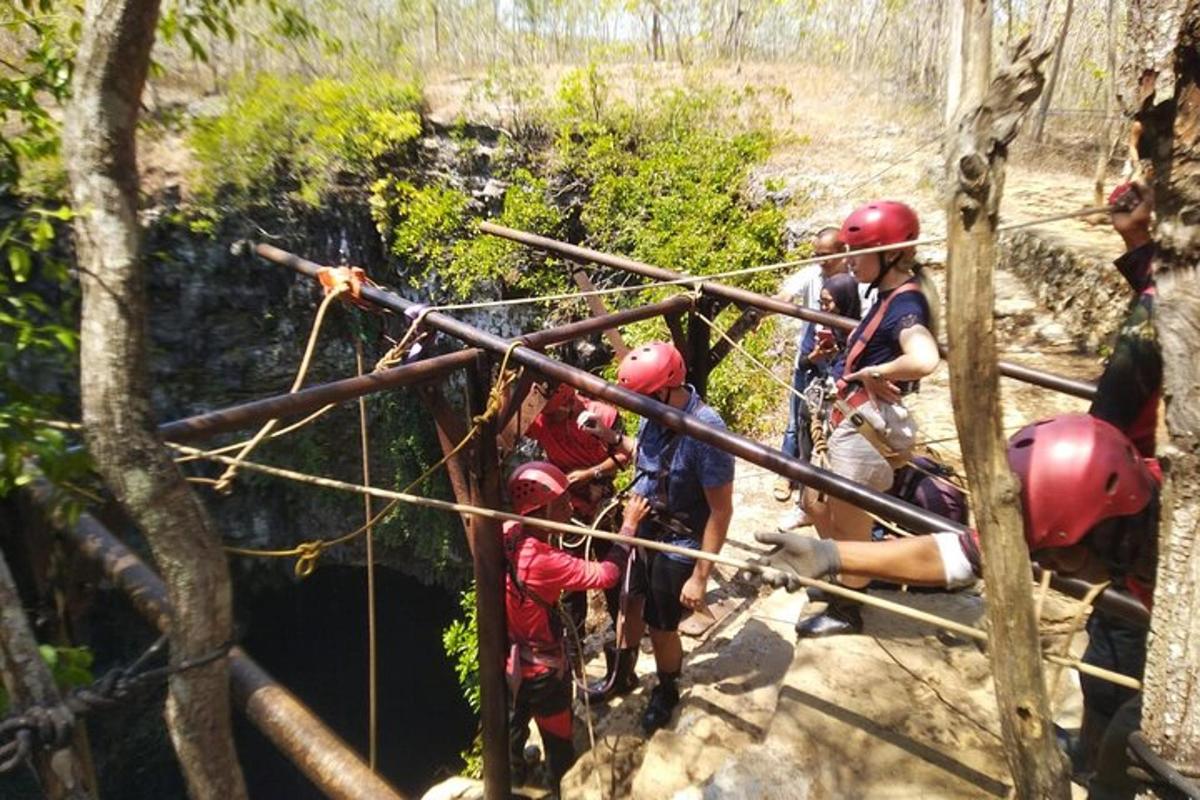 un gruppo di persone su un ponte sopra un fiume