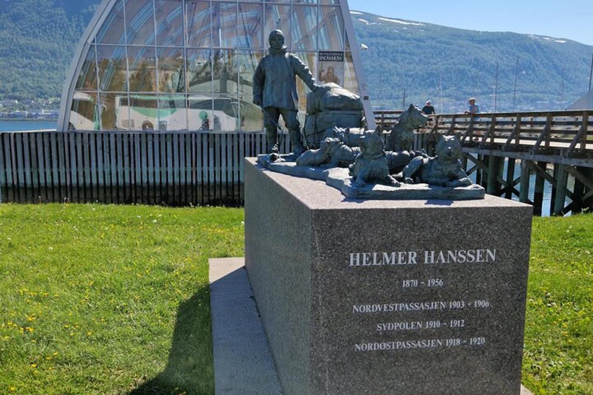 socha muže stojícího na vrcholu monumentu