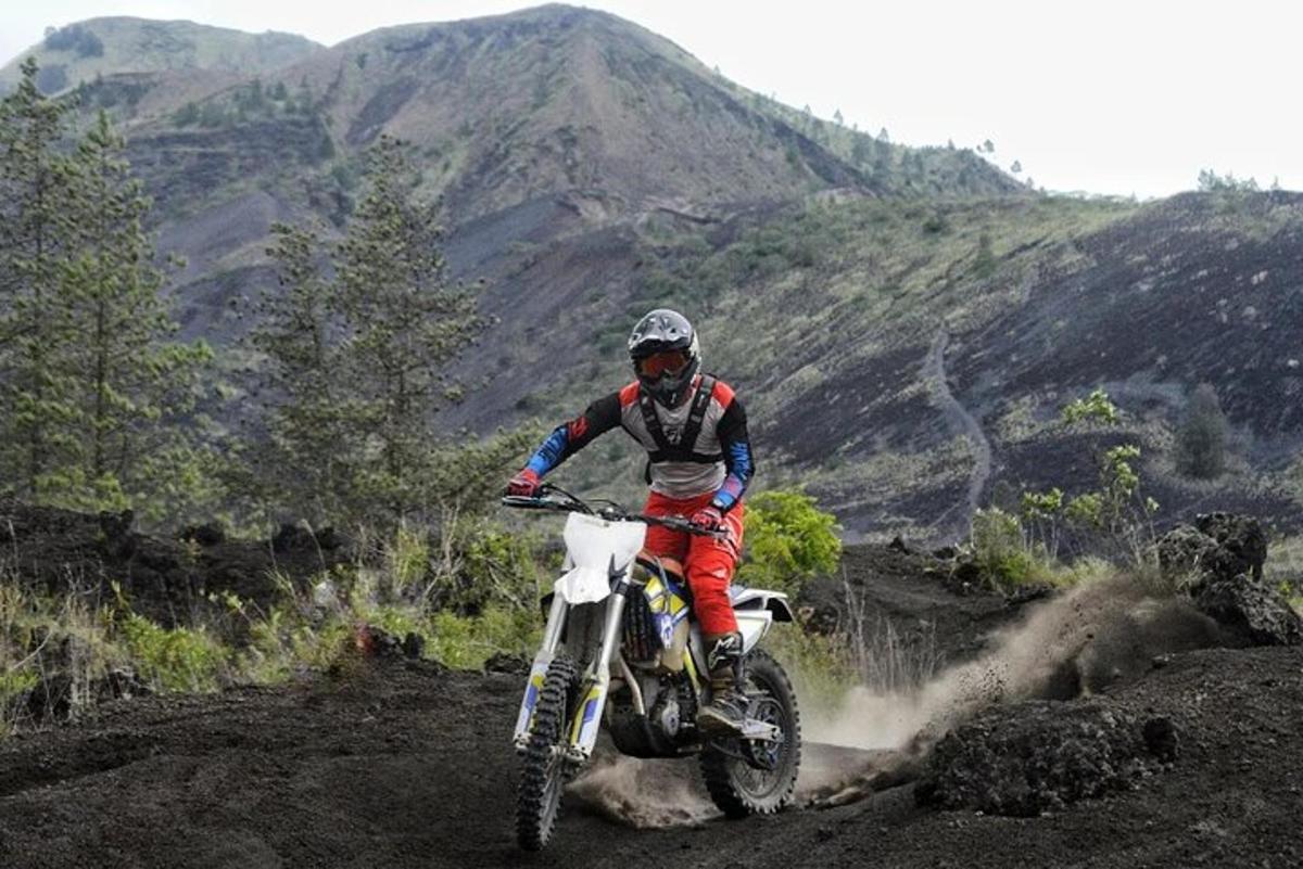 seorang lelaki menunggang basikal tanah di atas gunung