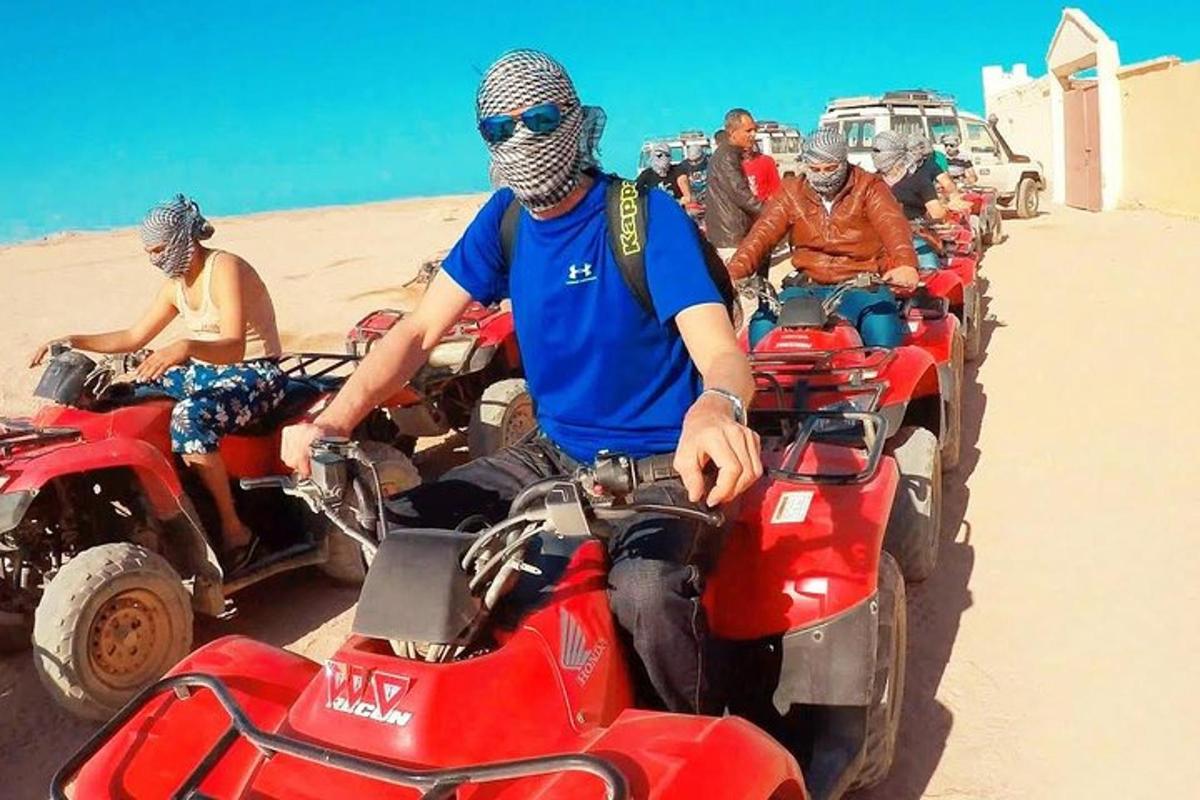 grupp inimesi, kes sõidavad ATV-dega liival