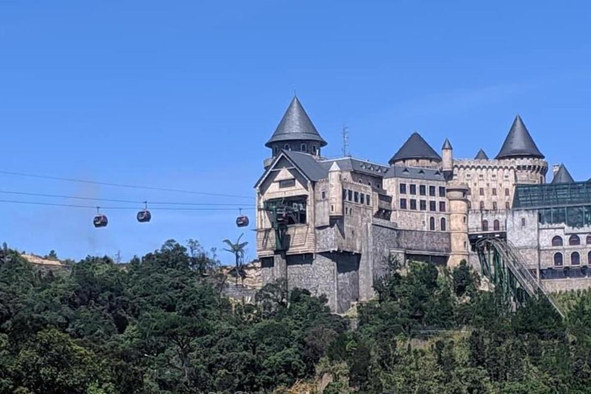 sebuah istana besar di atas bukit