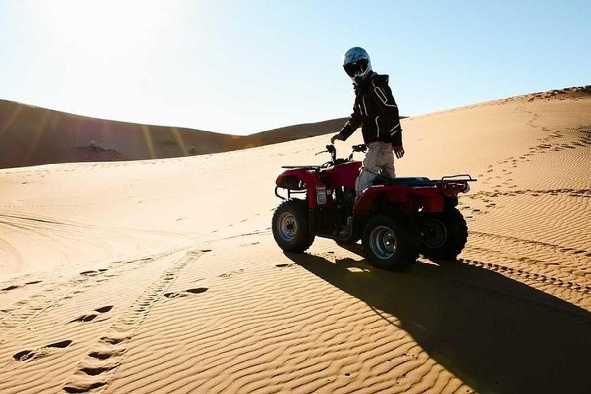 o persoană care merge pe un ATV în deșert