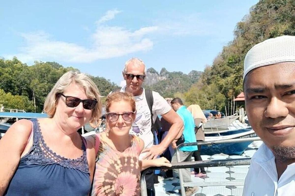 un gruppo di persone in piedi su una barca
