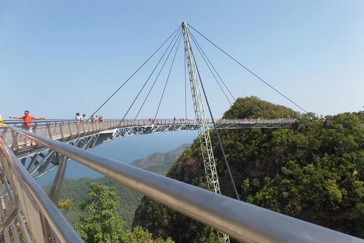 viseči most čez vodno telo