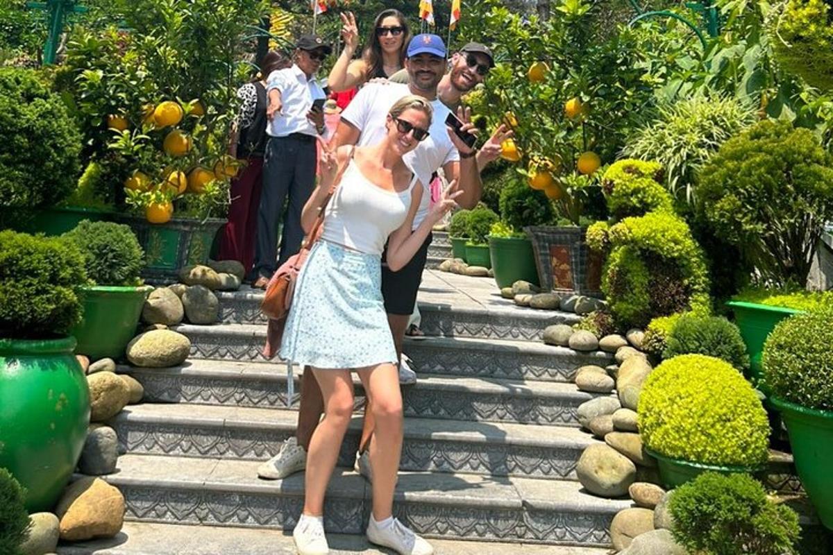 un gruppo di persone in piedi sui gradini di un giardino