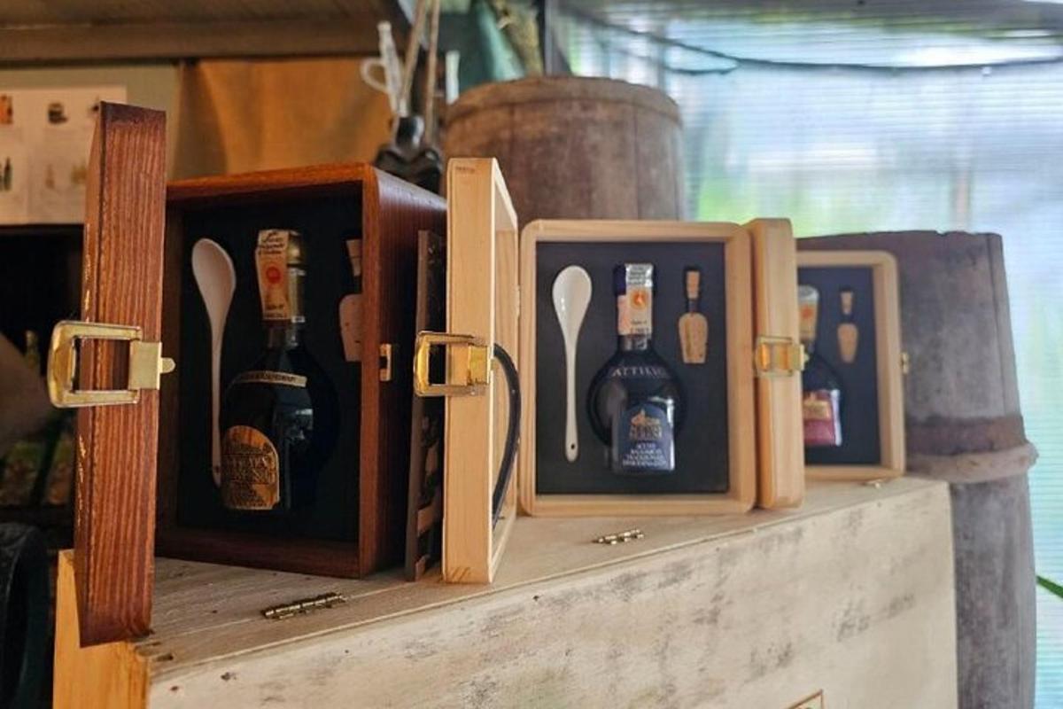 bốn hộp gỗ đựng chai và thìa trên bàn