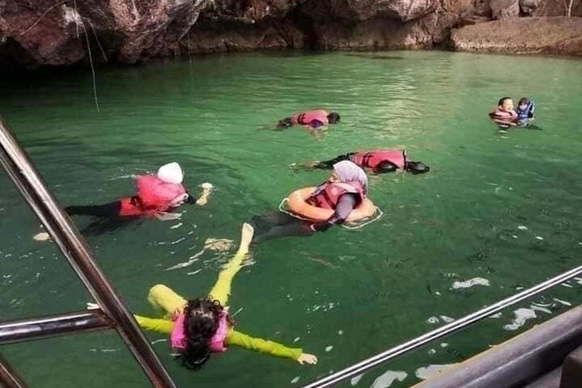sekumpulan orang di dalam air di dalam gua